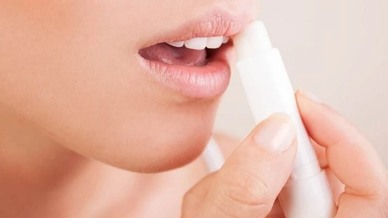 Sau khi xăm môi nên thoa kem dưỡng môi để môi lên màu thật chuẩn