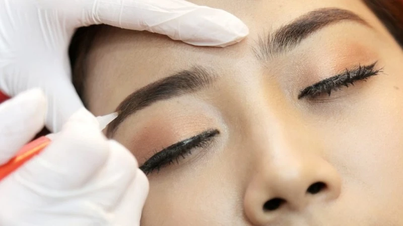 Cách phổ biện được áp dụng khi lông mày bị mờ đó là dặm lại